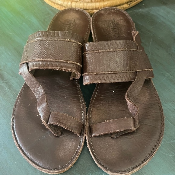 Toms dark brown leather sandals flip flops thong toe strap women’s 8 - Picture 1 of 6